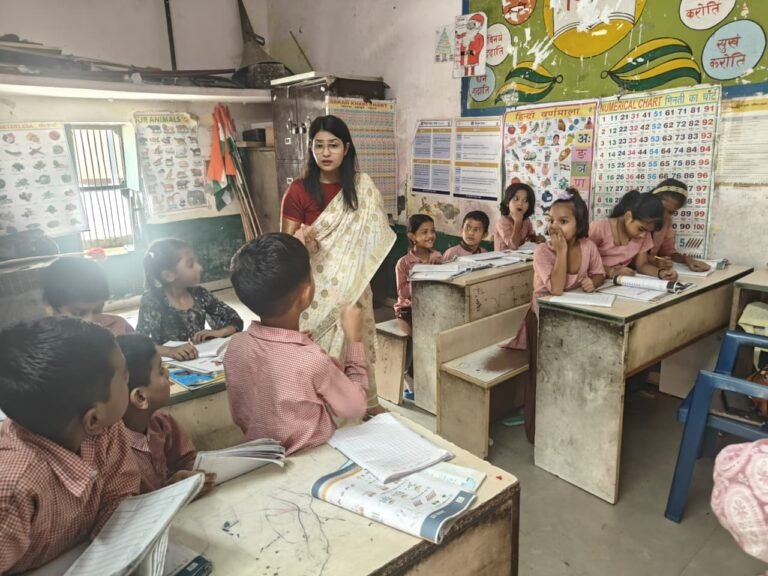 हापुड़ में डीएम का औचक निरीक्षण, प्रधानाध्यापक को लगाई फटकार