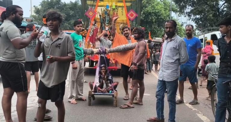 95 साल की दादी की आखिरी इच्छा पूरी करने निकले 25 पोते, कांवड़ यात्रा में भावुक कर देने वाला दृश्य बना आकर्षण का केंद्र