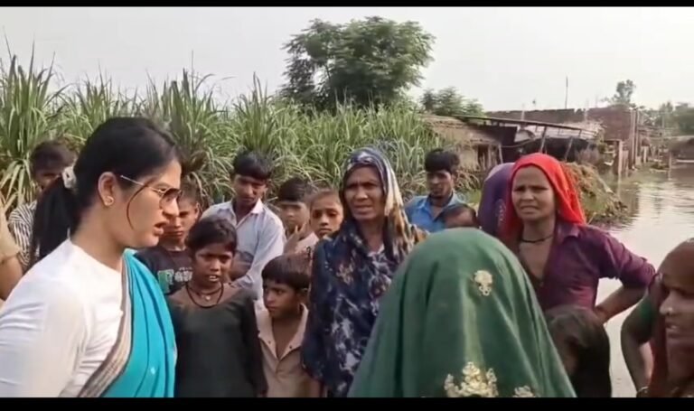 बाढ़ प्रभावितों के बीच पहुंचीं डीएम कविता मीना, बुजुर्ग महिला से बोलीं- ‘देखती हूं, मेरे पास दवाई होगी’
