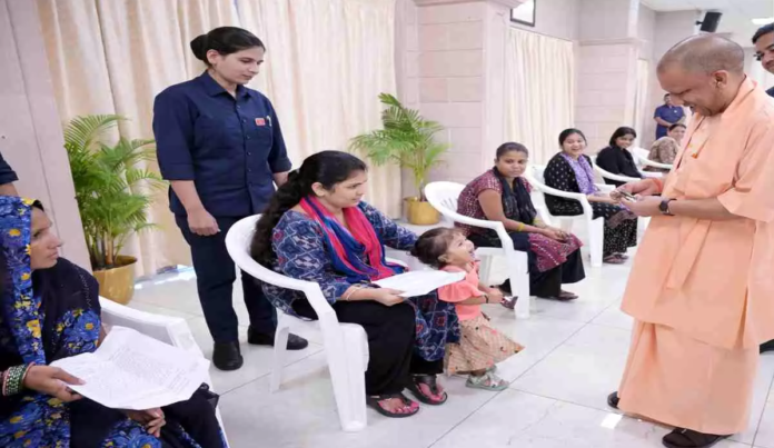 जनता दर्शन में दिखी CM योगी की संवेदनशीलता जनता दर्शन में दिखी CM योगी की संवेदनशीलता